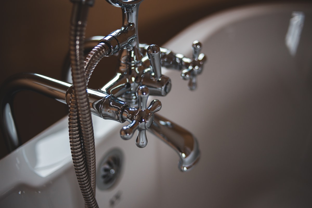 Freestanding soaking tub and vessel sink